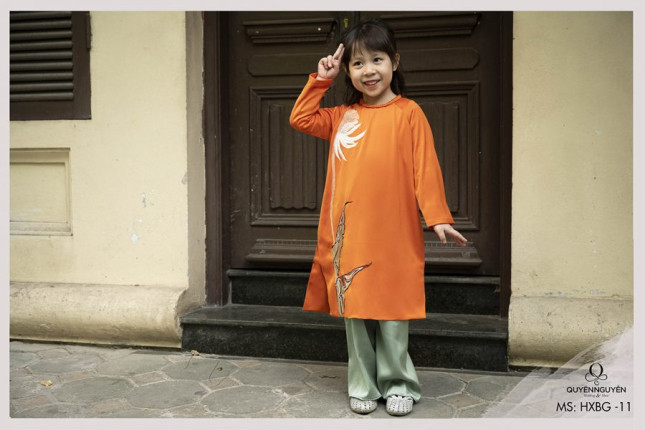 ao-dai-cach-tan-be-gai-cam-xanh-HX11-1