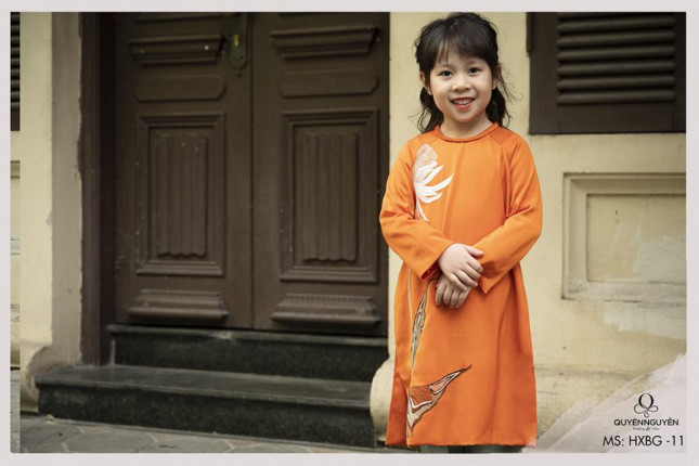 ao-dai-cach-tan-be-gai-cam-xanh-HX11-2