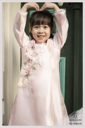 ao-dai-cach-tan-be-gai-hong-xanh-HX01-11