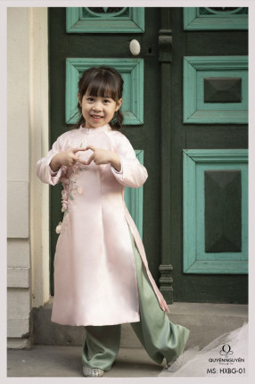 ao-dai-cach-tan-be-gai-hong-xanh-HX01-8