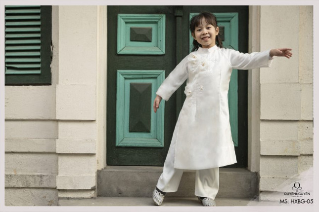 ao-dai-cach-tan-be-gai-trang-HX05-1