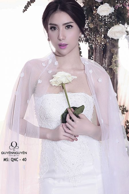 Váy cưới hở lưng