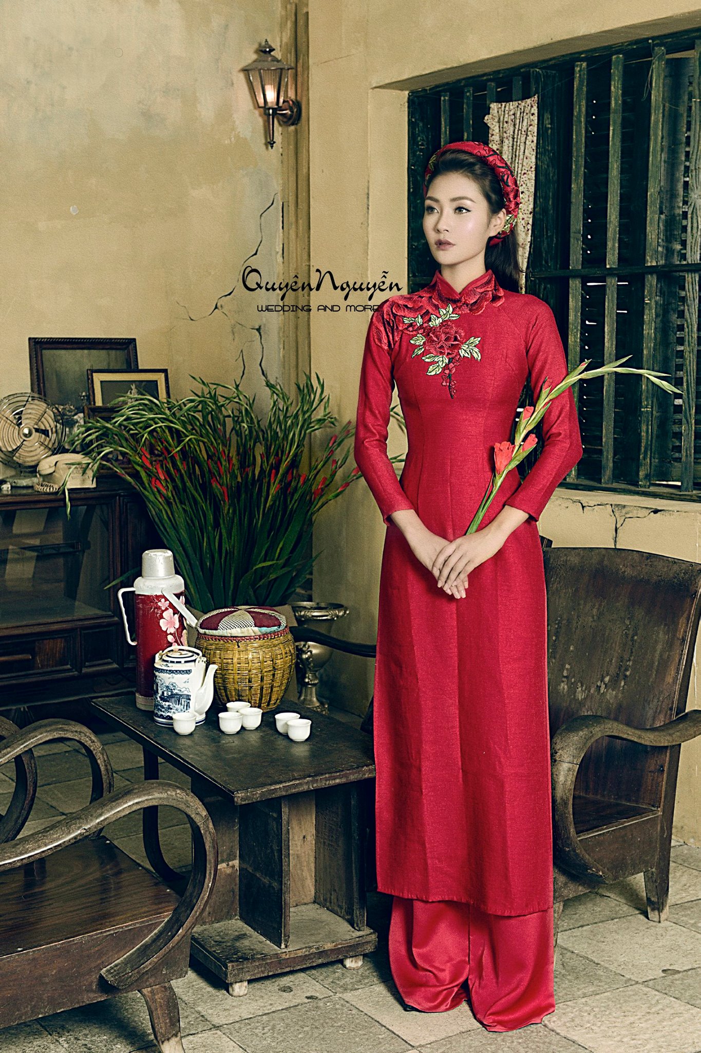 Áo dài gấm đội mấn màu đỏ