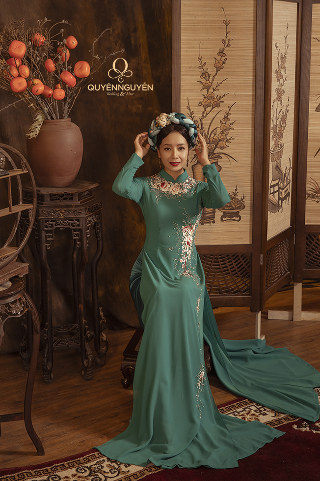 Ao-dai-xanh-chifon-theu-tay-hoa-hong