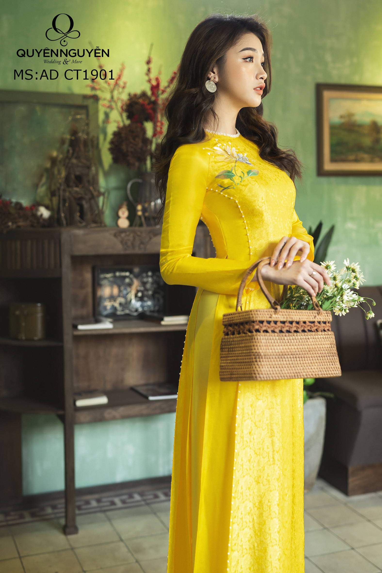 Áo dài cách tân vàng thêu cúc họa mi