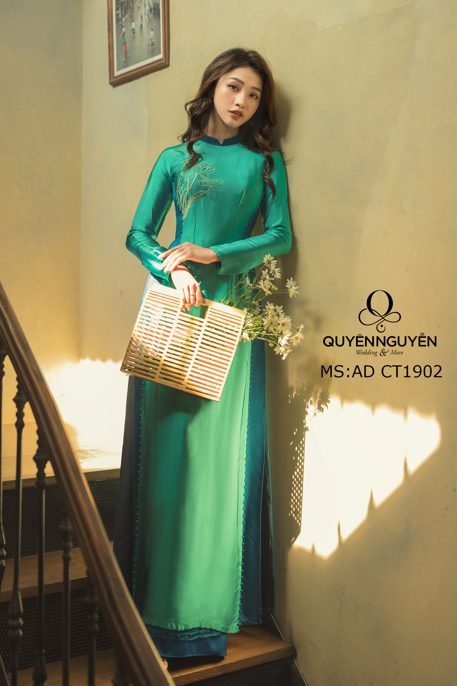 Áo dài cách tân xanh họa tiết hoa sen