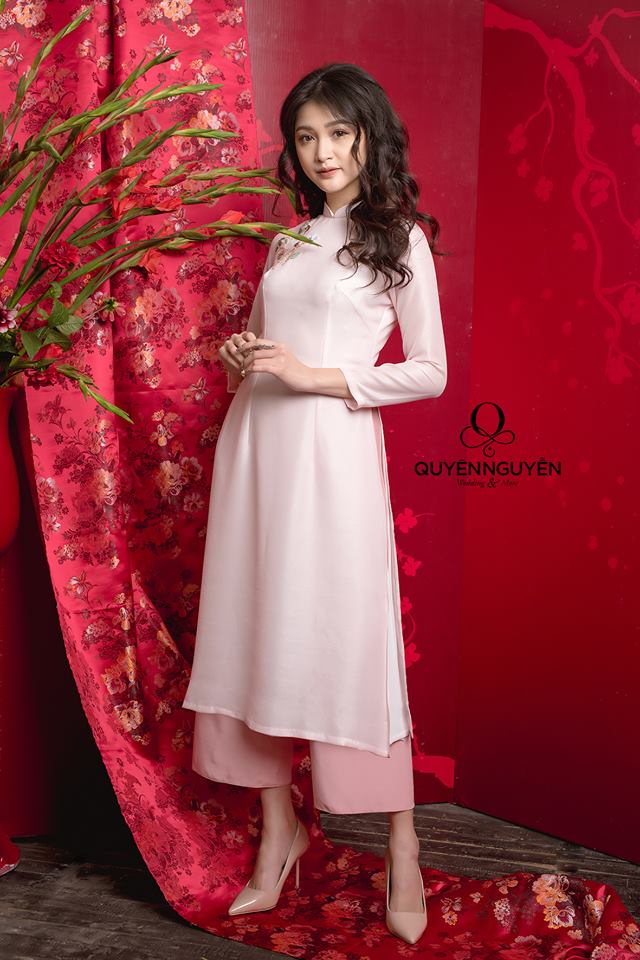 Áo dài suông quen thuộc