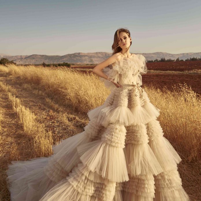 Váy cưới xếp tầng cách điệu