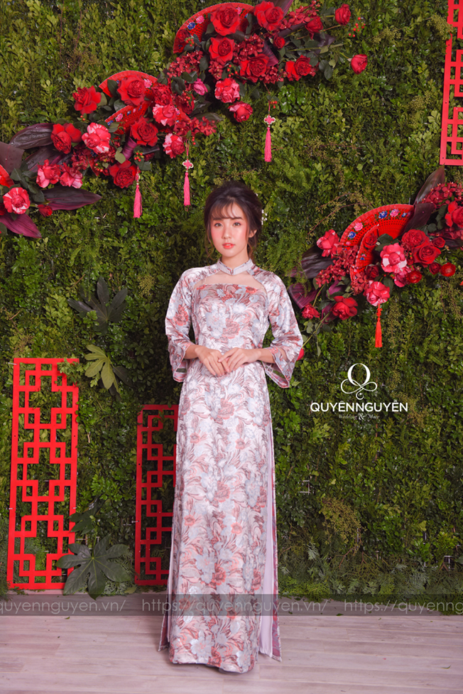 Áo dài cách tân họa tiết hoa mẫu đơn tông xanh hồng ghi