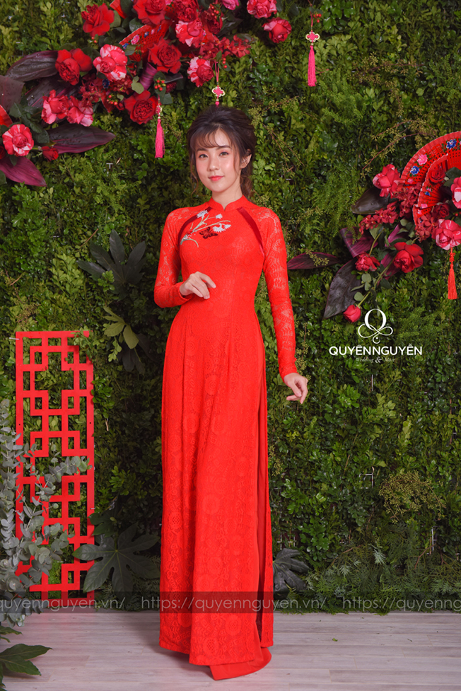 Áo dài cách tân ren đỏ thêu bông cỏ lau