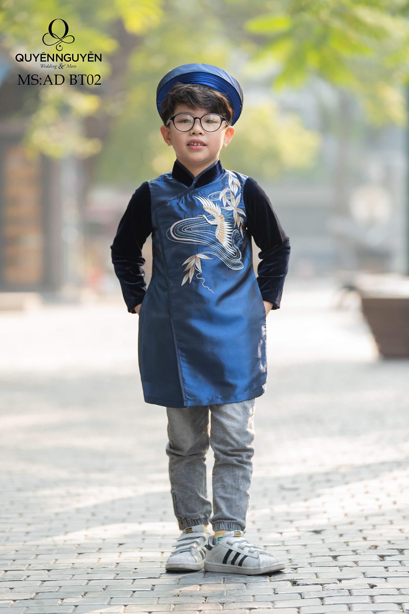 Áo dài cách tân màu xanh thêu chim hạc