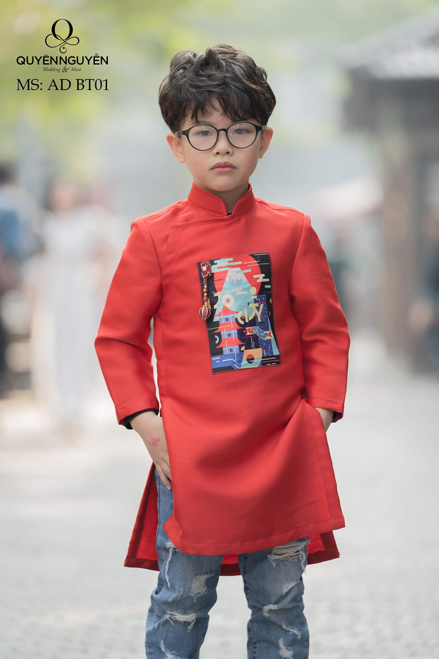 Áo dài cách tân màu đỏ in họa tiết hiện đại 