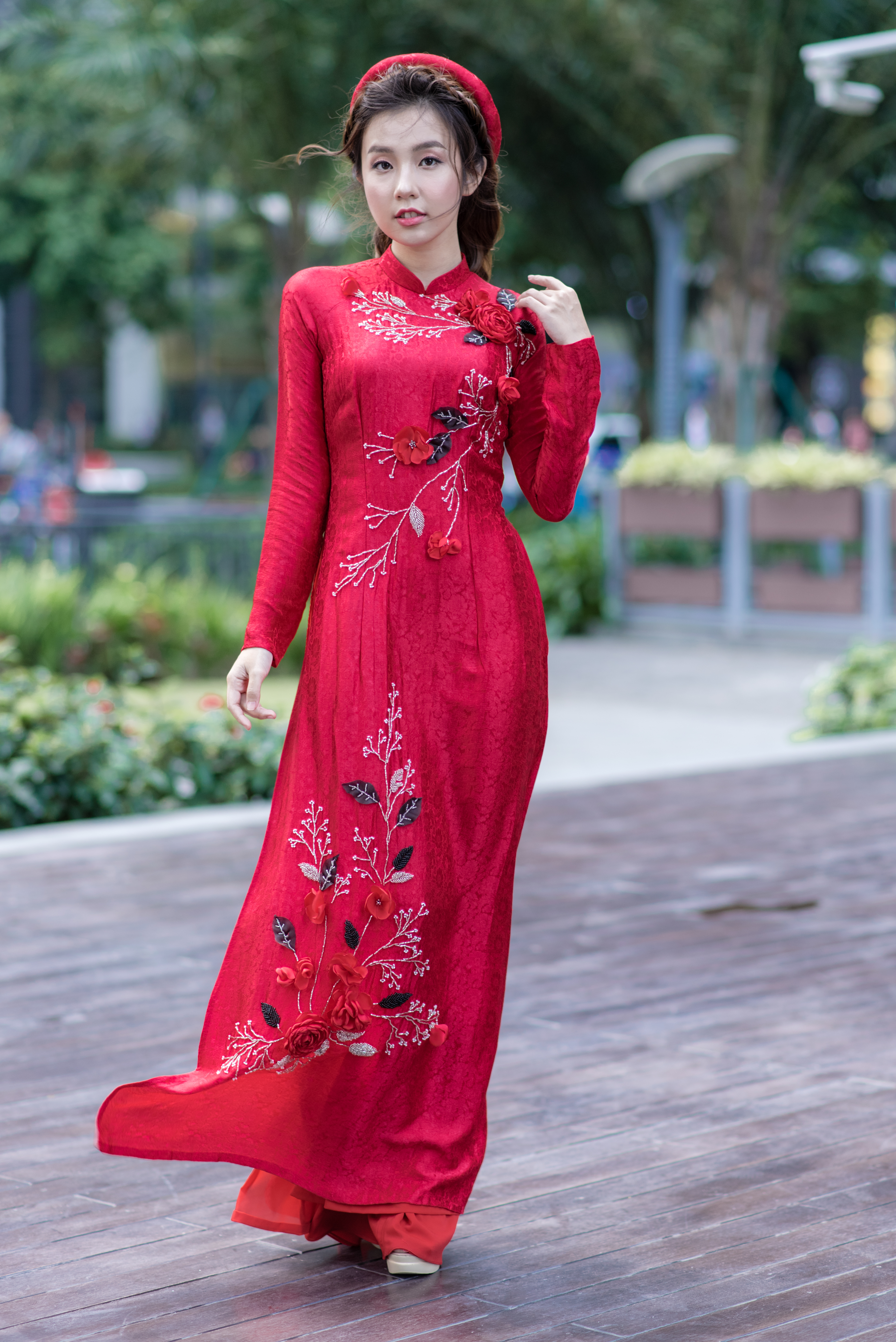 Áo dài cách tân hồng đỏ đính hoa nổi