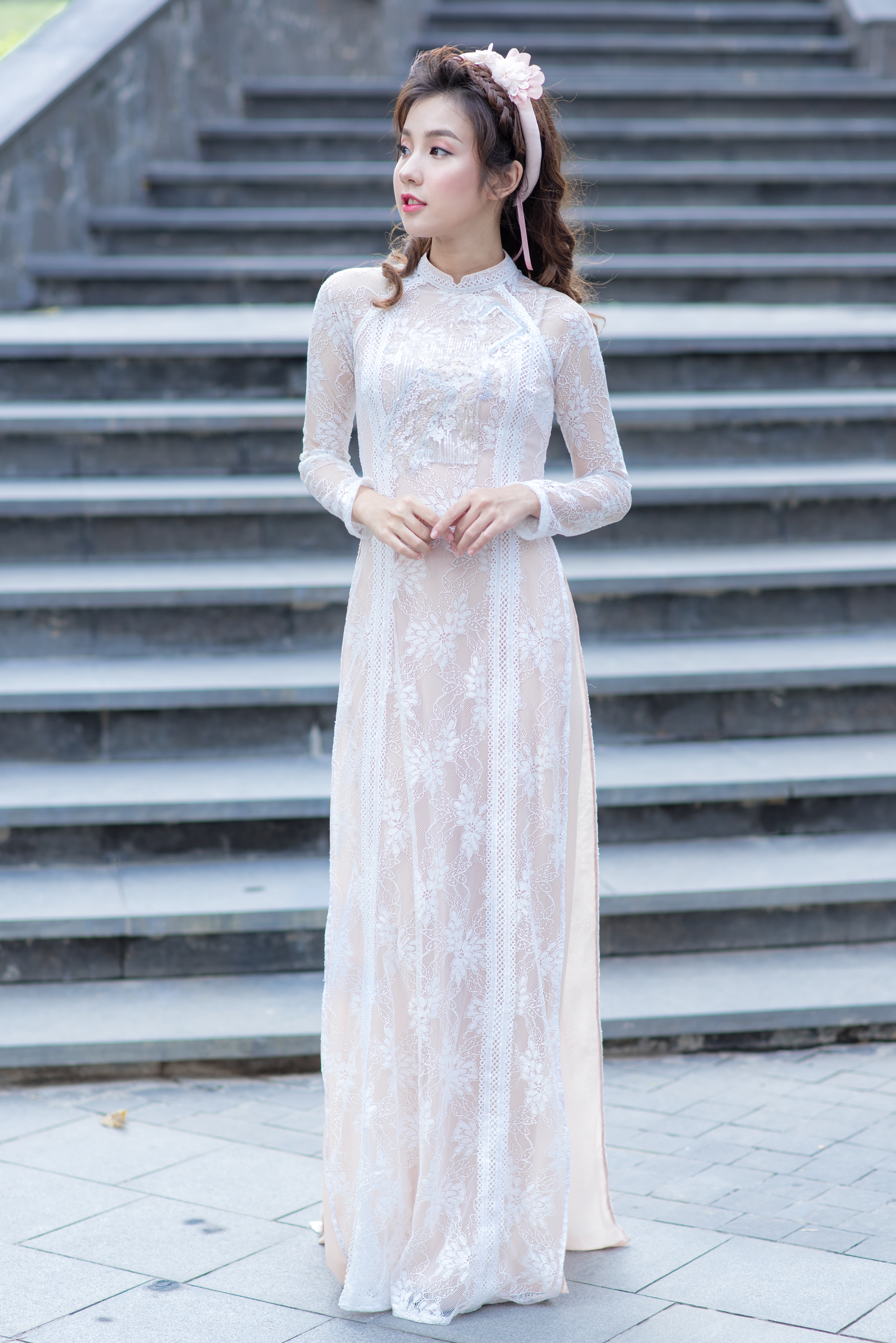 Áo dài cách tân hoa ren 3D màu pastel