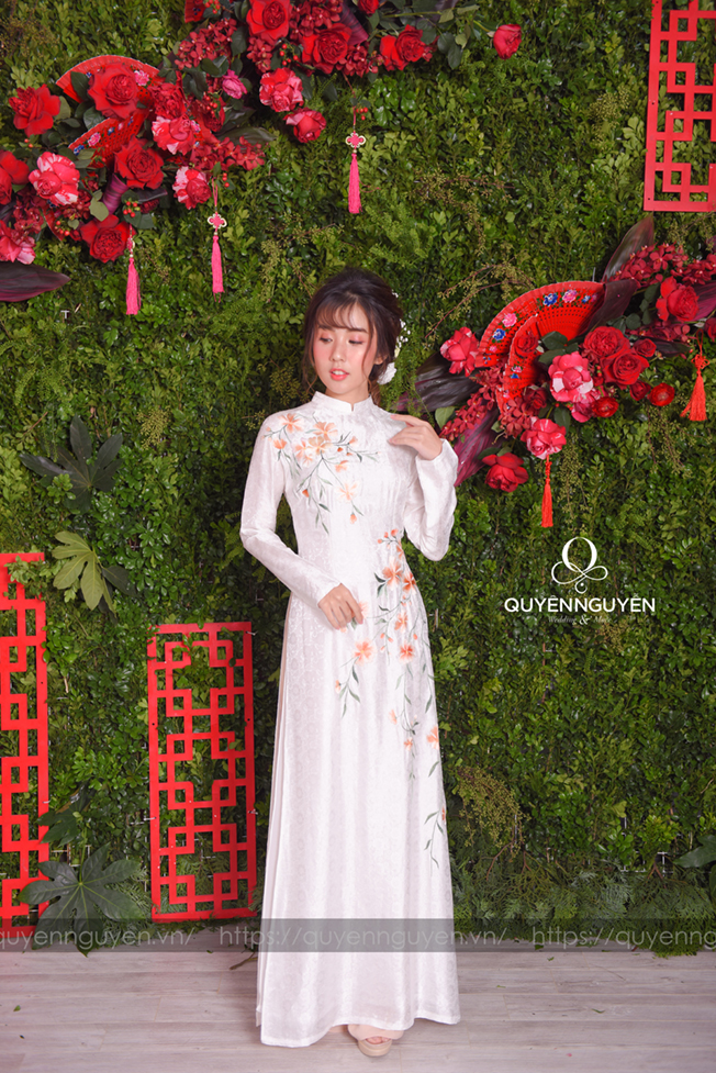 Áo dài cách tân trắng thêu hoa dây leo