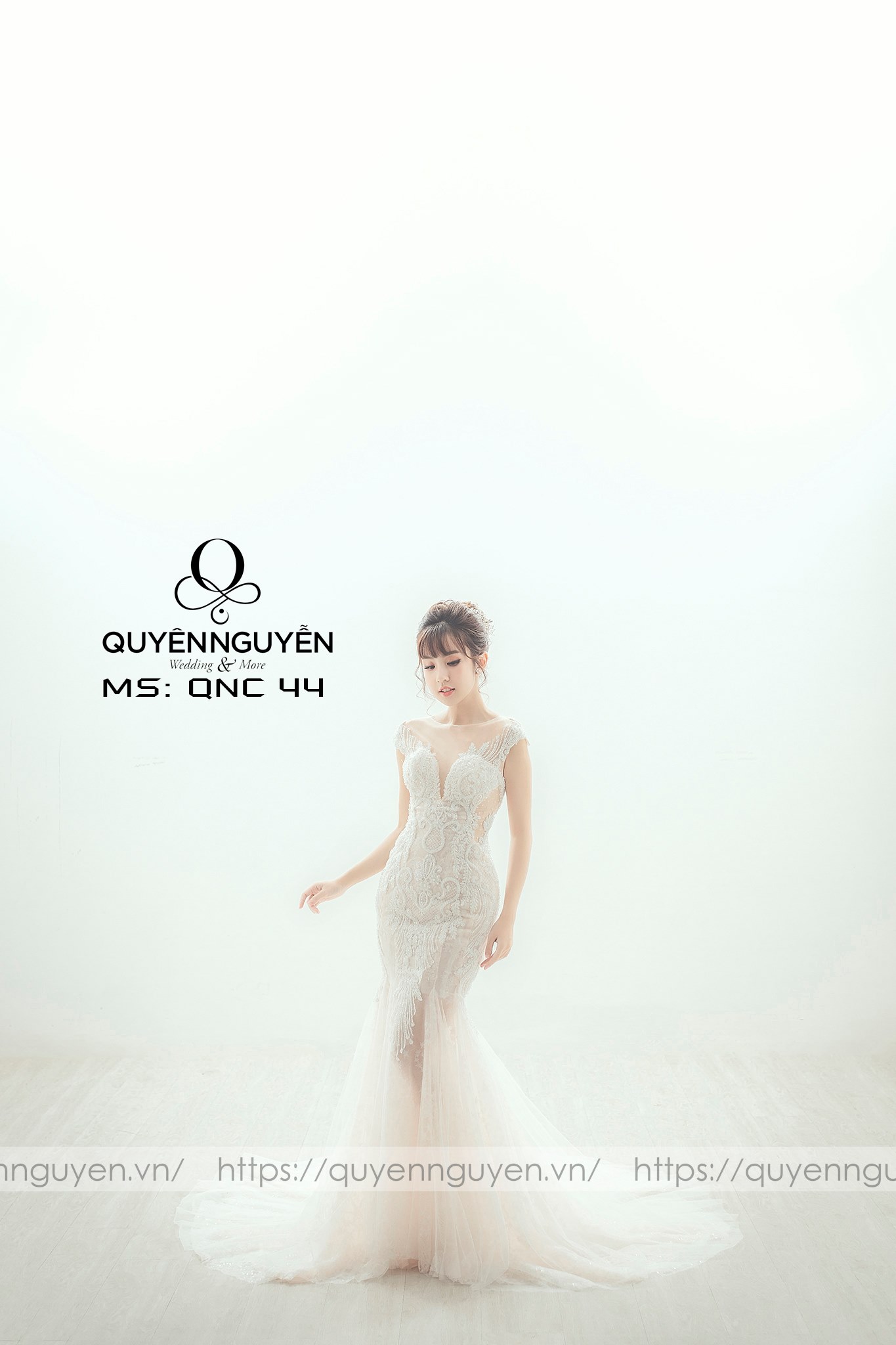 Váy cưới đuôi cá cổ chữ V