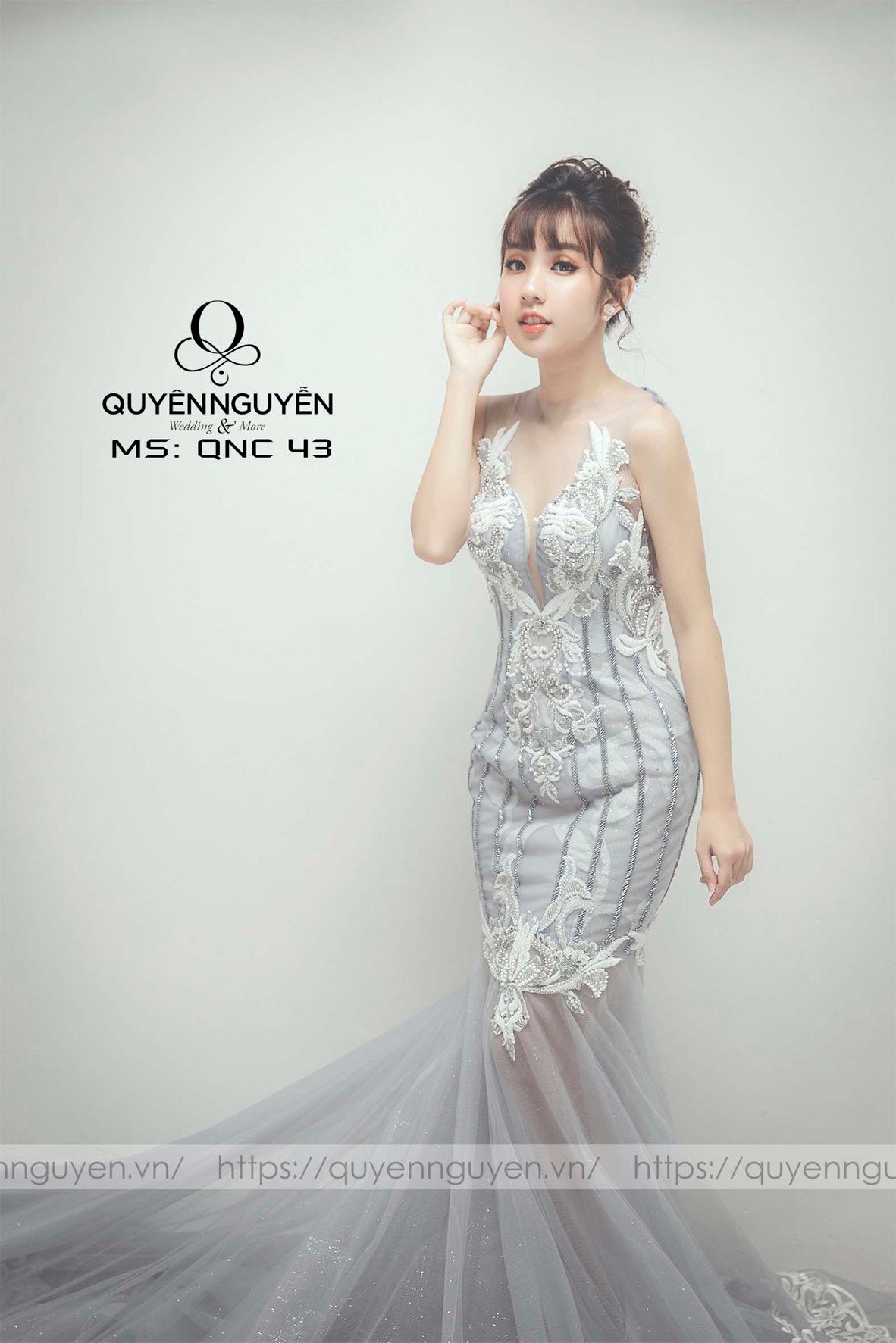 Váy cưới đuôi cá xẻ sâu gợi cảm
