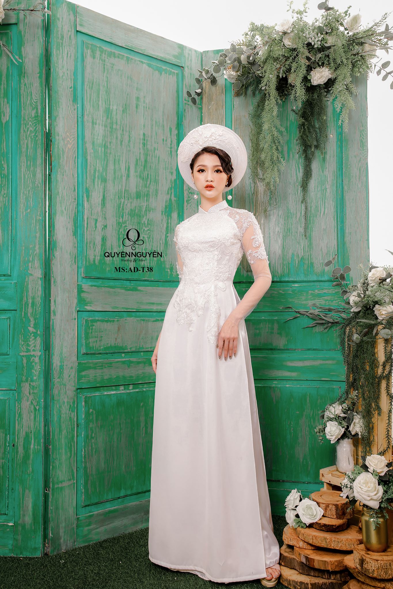 Áo dài vải ren kết hợp thêu hoa 3D ADT38