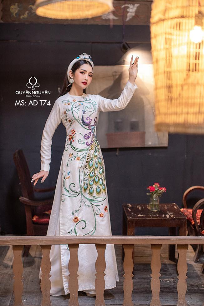 Áo dài cổ tròn thêu khổng tước ADT74