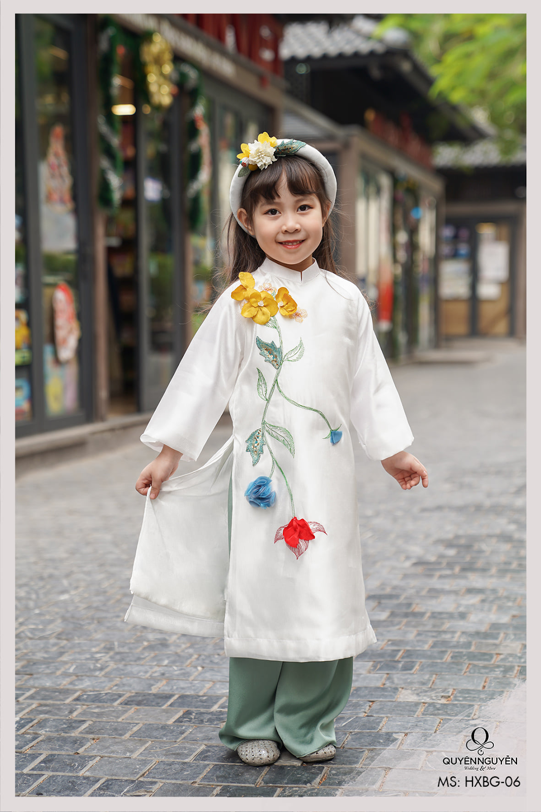 Áo dài trẻ em 2021: Tiếp tục tinh hoa của truyền thống Việt Nam, áo dài trẻ em 2021 đã được thiết kế với sự kết hợp giữa phong cách hiện đại và truyền thống. Sử dụng chất liệu mềm mại, thoáng mát và thấm hút mồ hôi giúp cho bé thật thoải mái khi mặc. Hãy xem hình ảnh để chứng kiến sự đẹp yêu kiều của áo dài trẻ em