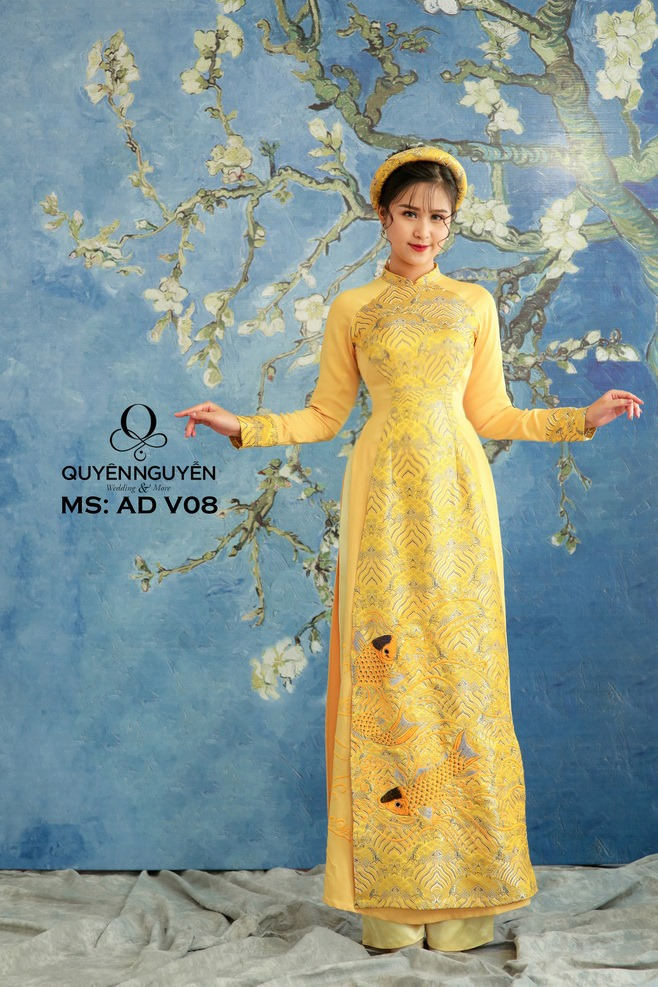 Áo dài vàng thêu cá chép vàng sóng nước
