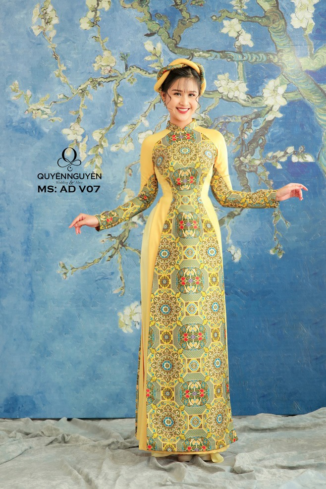Áo dài ăn hỏi vàng họa tiết cung đình
