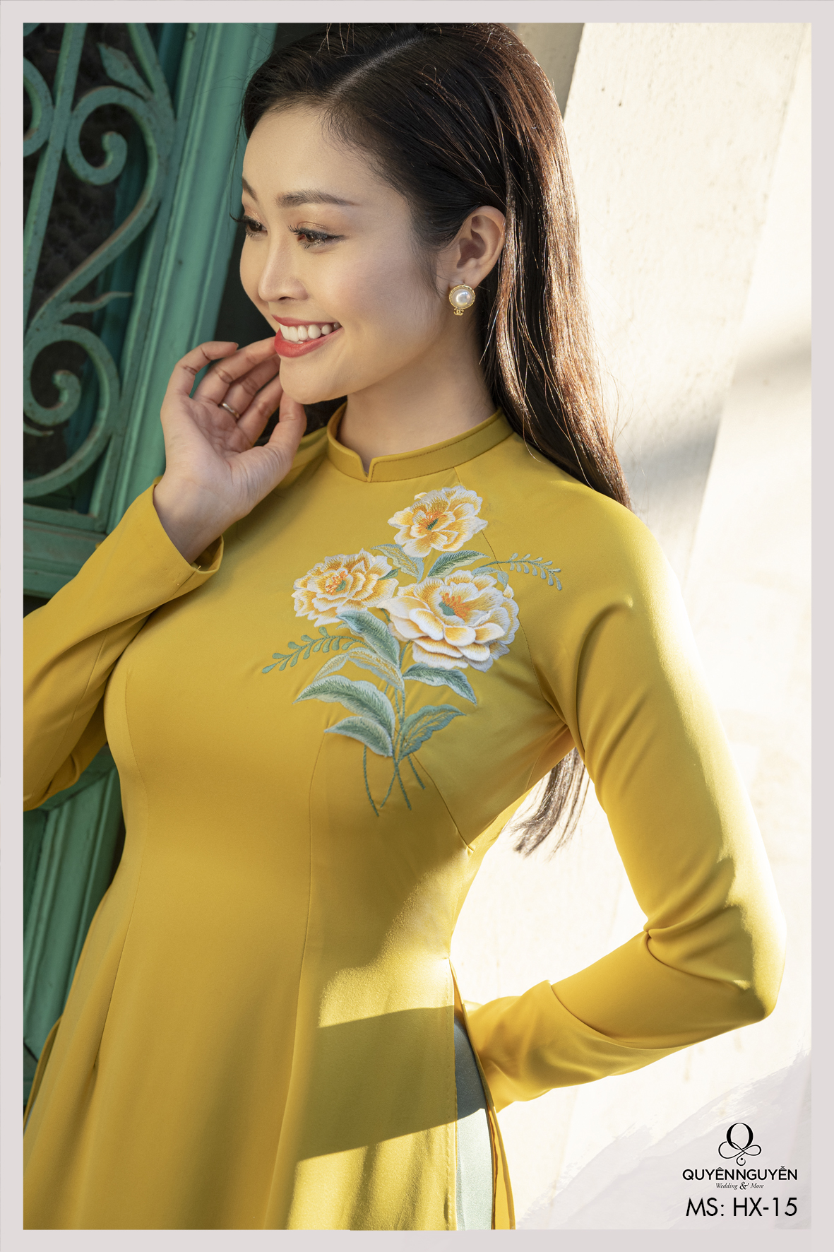Áo dài Tết vàng với chiếc cúc Họa Mi là biểu tượng của văn hóa truyền thống Việt Nam. Hãy xem hình ảnh của chúng tôi để thấy nét đẹp tuyệt vời mà chiếc áo dài Tết vàng và bông hoa cúc Họa Mi mang lại.