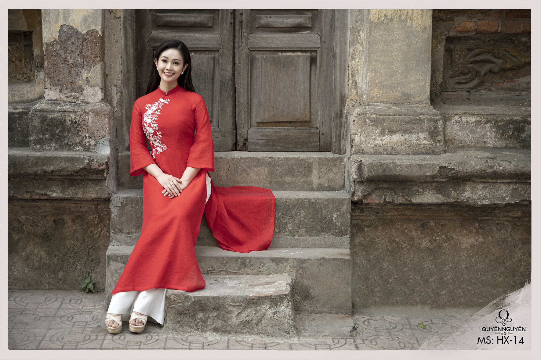 Áo dài 8/3 màu đỏ thêu hoa leo chỉ trắng HX14