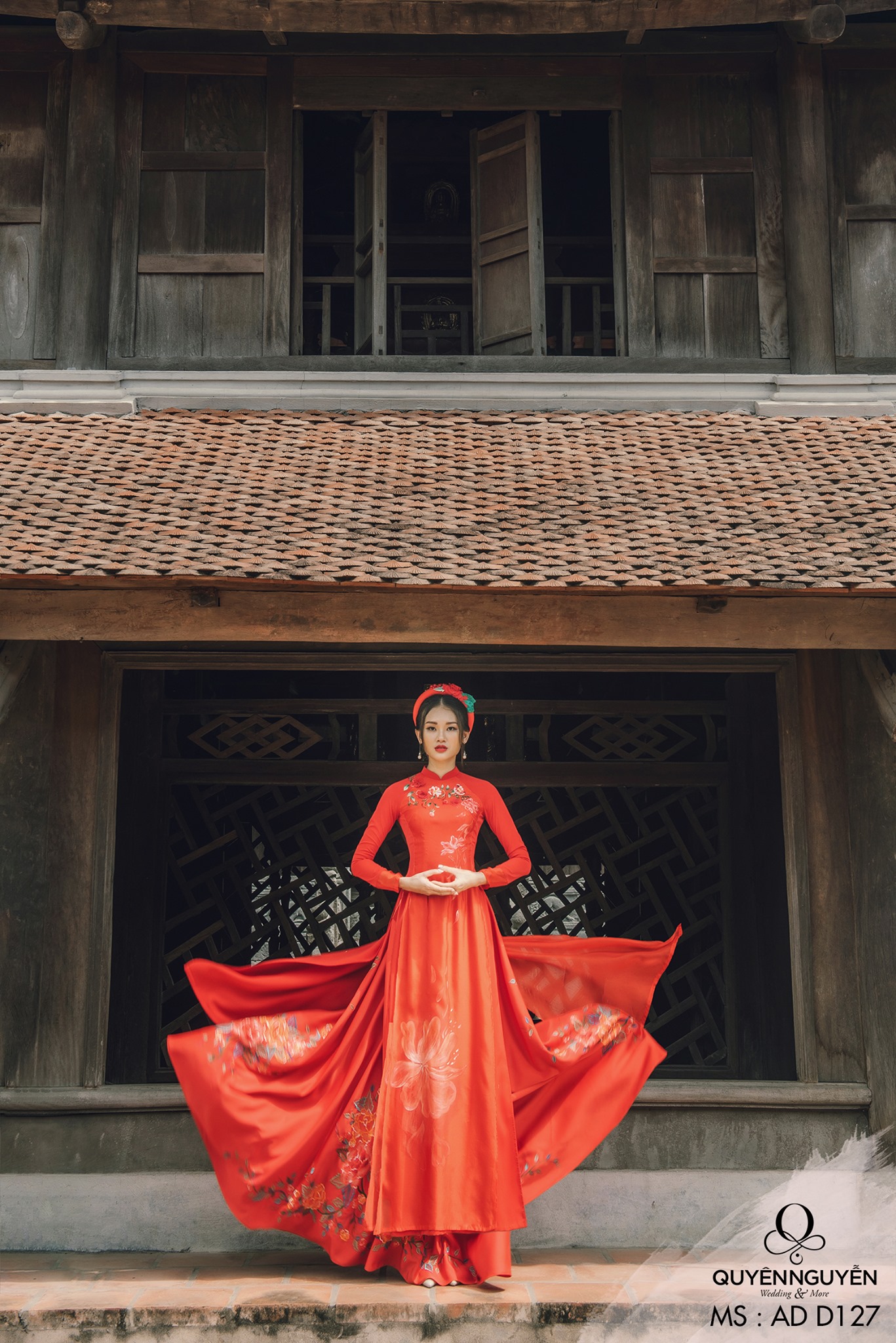 Áo dài sắc đỏ cách tân thêu hoa mẫu đơn