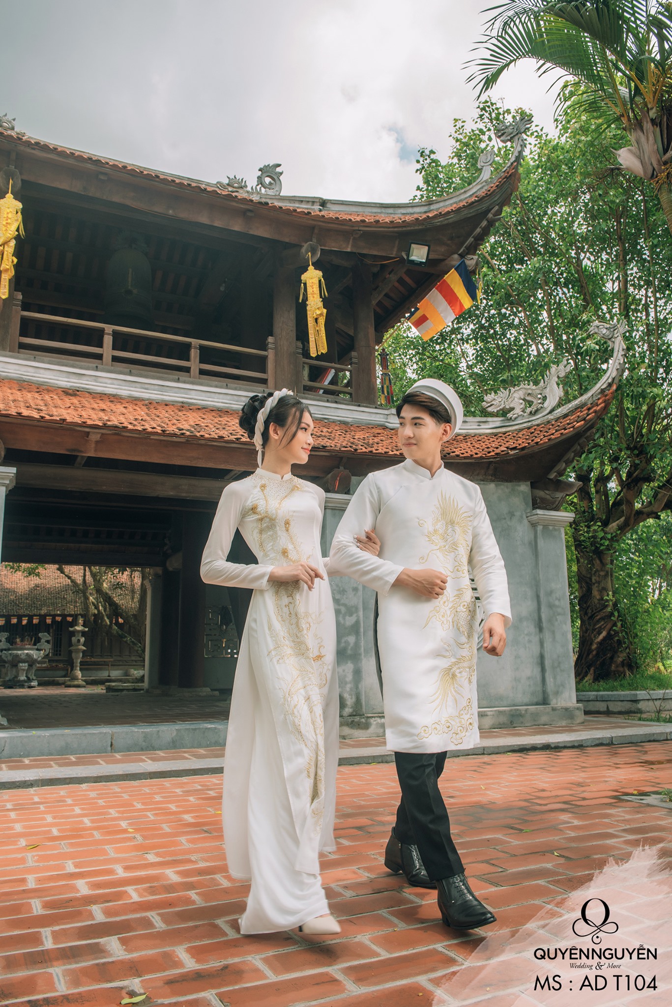 Áo dài trắng với họa tiết rồng phượng thêu vàng ADT104