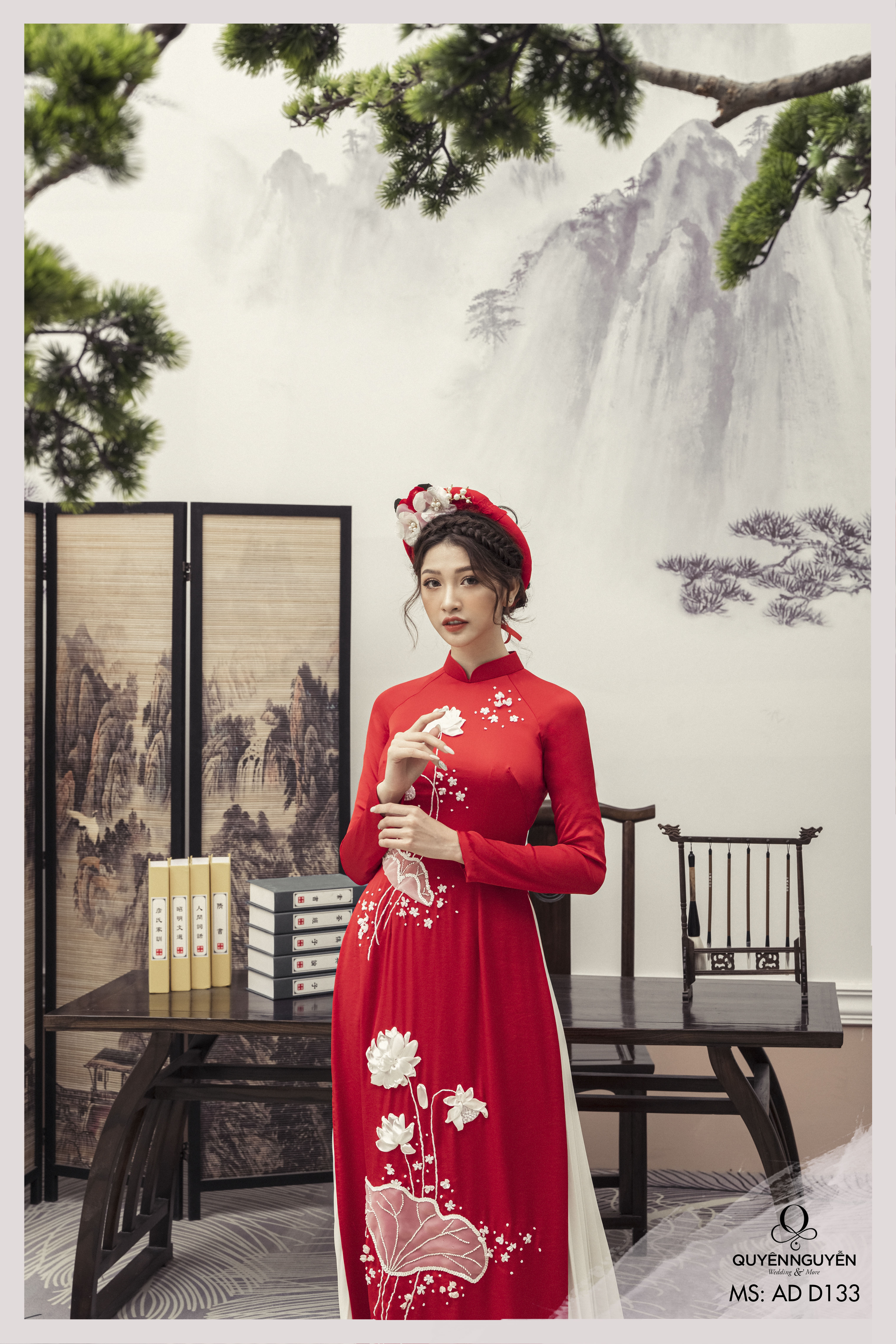 Áo dài hoa sen đẹp tuyệt vời sẽ khiến bạn trở nên thanh lịch, kiêu sa và đầy phong cách. Hãy xem hình ảnh và chứng tỏ cho mọi người thấy tinh thần dân tộc Việt Nam trong phong cách ăn mặc của bạn.